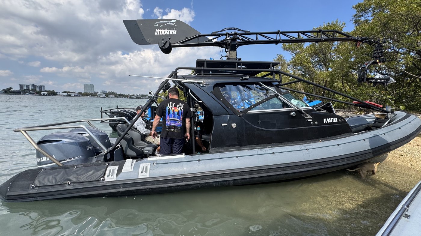 The Basilisk at the shoreline with full rig extended